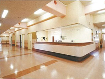 建物はピンクを基調として綺麗で明るく、院内廊下は横幅を広くし患者さまの安全を考えて作られています